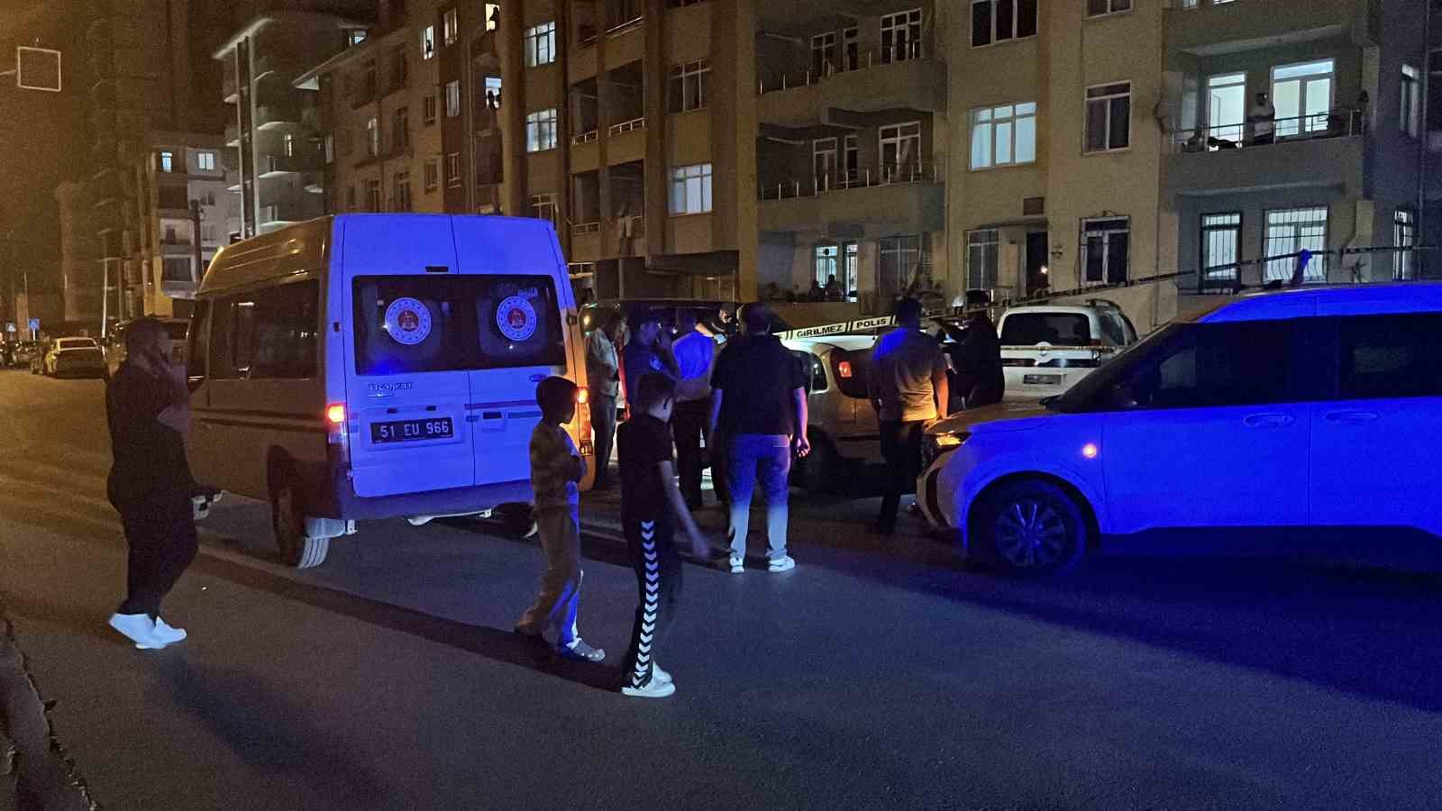 Yol kenarındaki otomobilde bir kadın &ouml;l&uuml;, bir kişi ağır yaralı halde bulundu