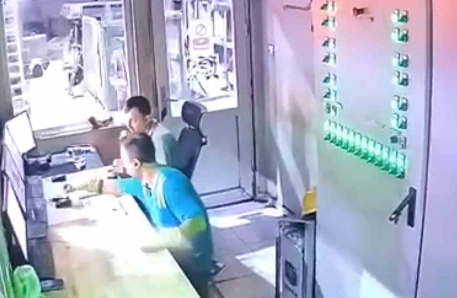 Demir &ccedil;elik fabrikasındaki patlama anı kamerada