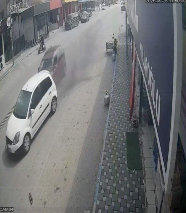 Osmaniye&rsquo;de iki otomobilin &ccedil;arpıştığı kaza kamerada: 2 yaralı