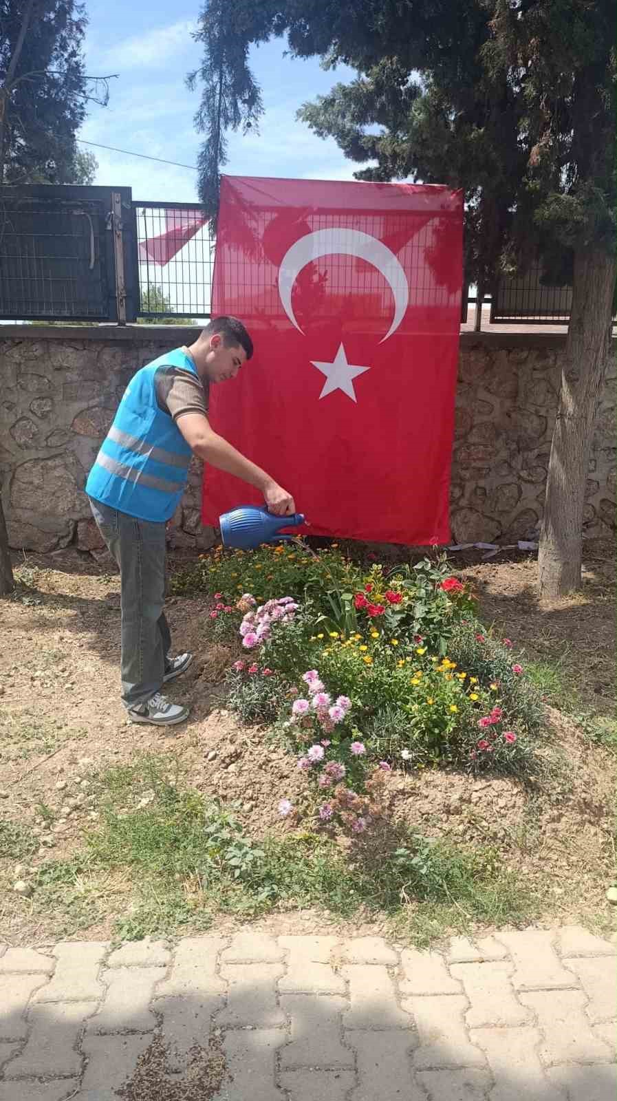 Bursalı gen&ccedil;ler şehitliği temizlediler