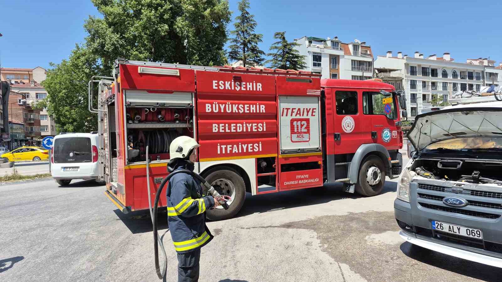 Park halindeyken navigasyon cihazı patlayan kamyonette yangın &ccedil;ıktı