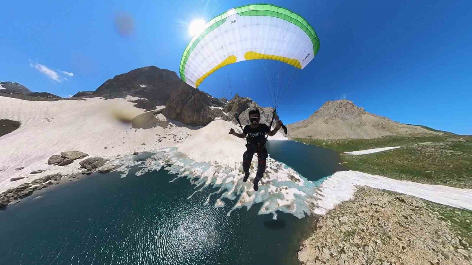 Temmuz ayında donmuş g&ouml;l&uuml;n &uuml;zerinde kayak, g&ouml;ky&uuml;z&uuml;nde paraş&uuml;t