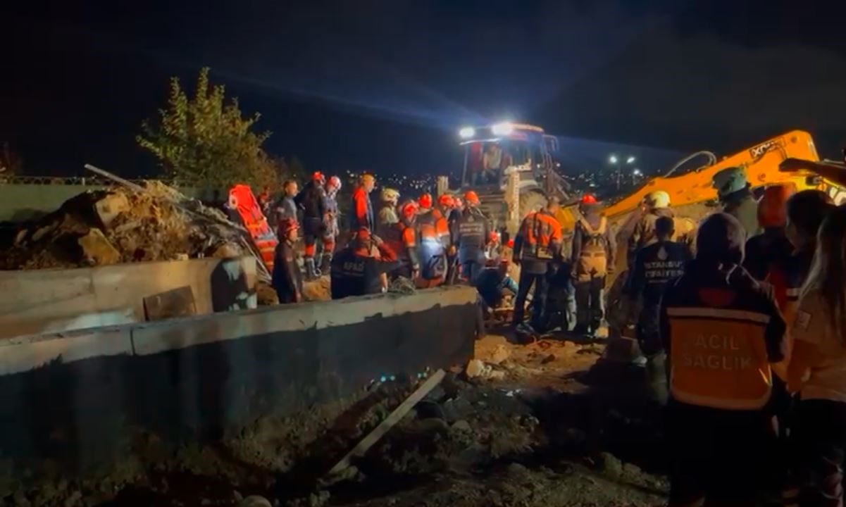 B&uuml;y&uuml;k&ccedil;ekmece&rsquo;de g&ouml;&ccedil;&uuml;k altında kalan 1 kişiyi kurtarma &ccedil;alışmaları s&uuml;r&uuml;yor