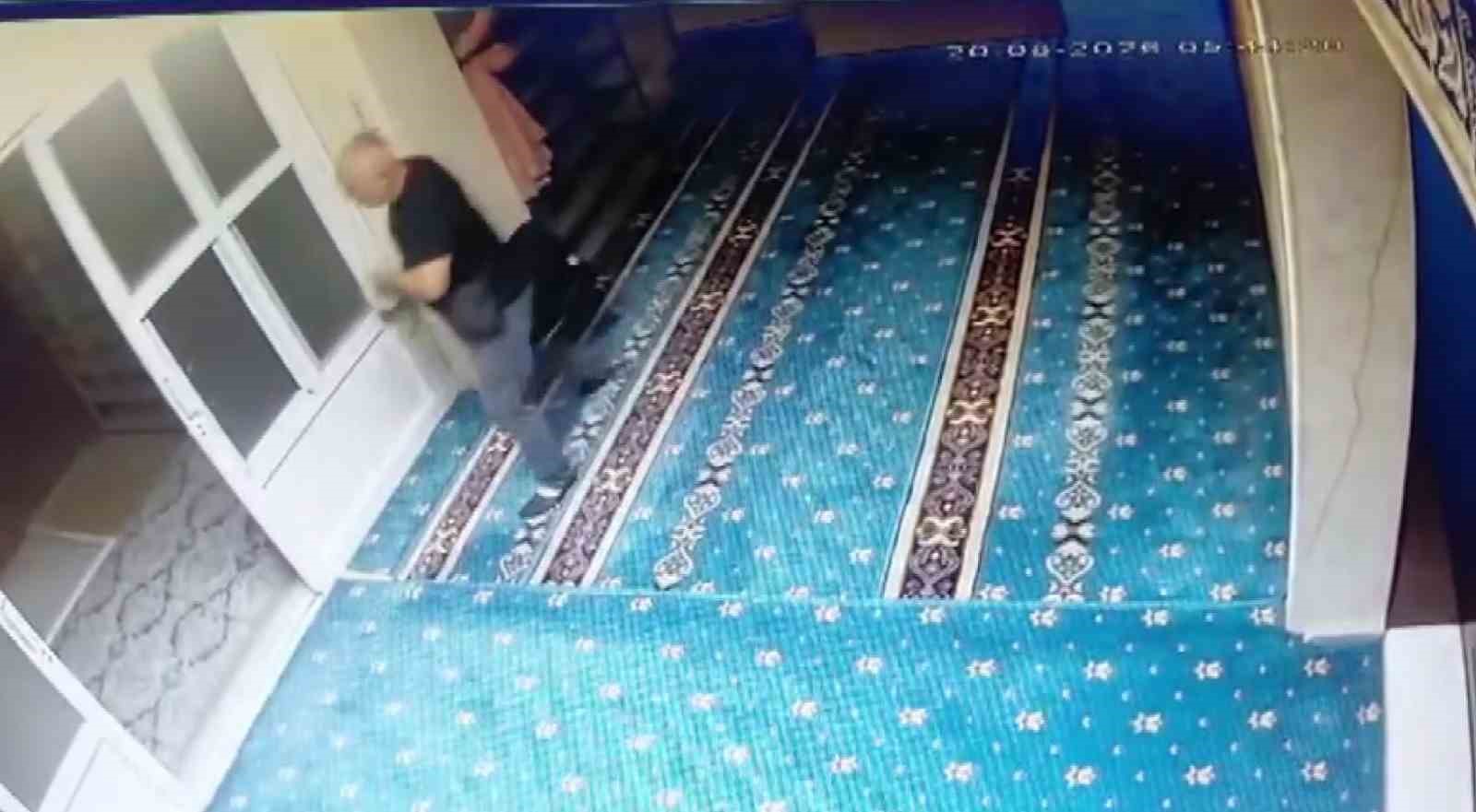 Valizli ayakkabı hırsızı imamların takibinden kaçamadı