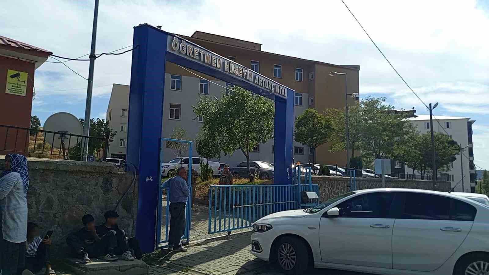 Bing&ouml;l&rsquo;de kafası asans&ouml;re sıkışan &ouml;ğrenci yaralandı