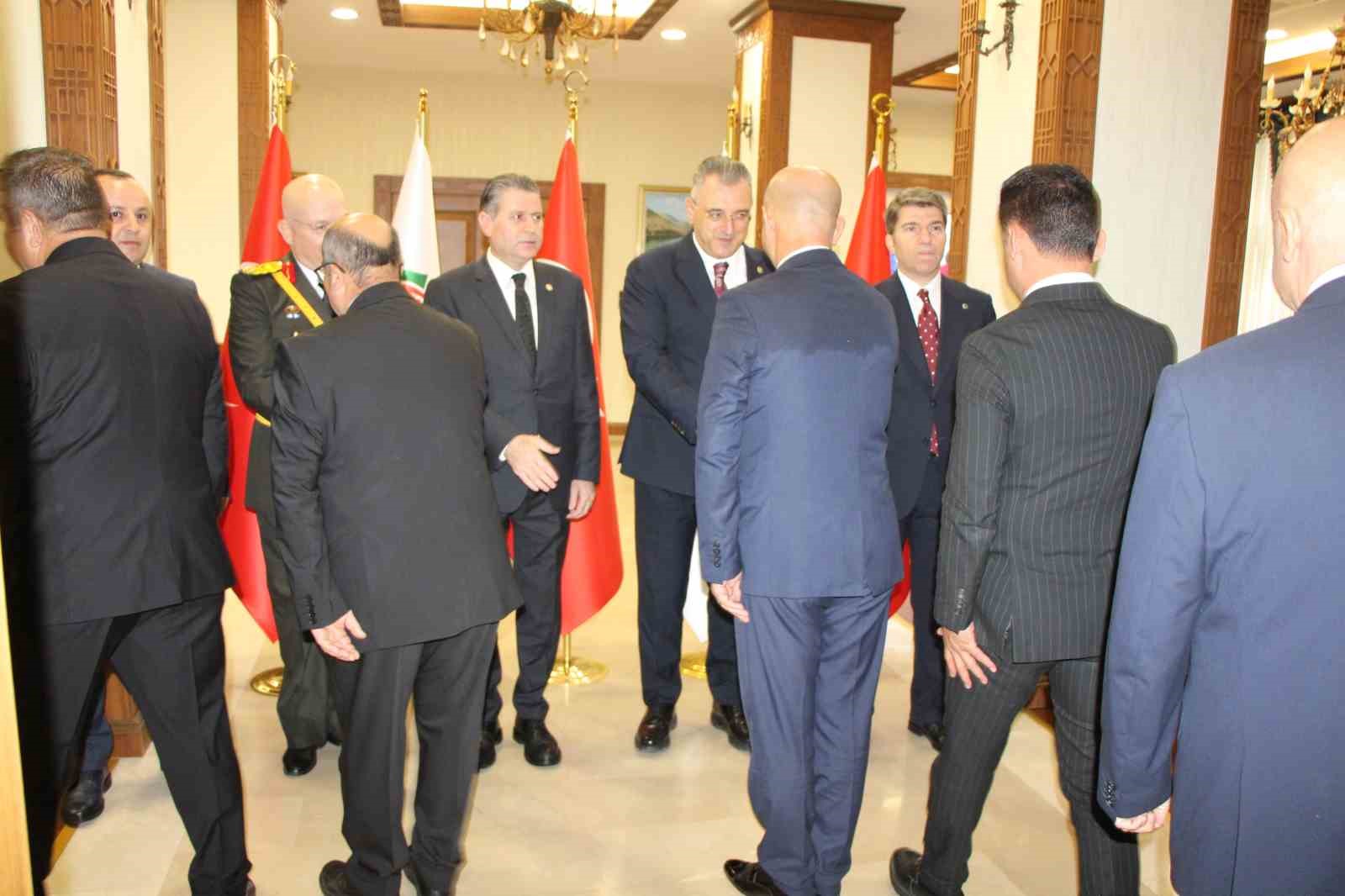 Amasya&rsquo;da 30 Ağustos coşkusu: İki vatandaş zirvede bayrak a&ccedil;tı