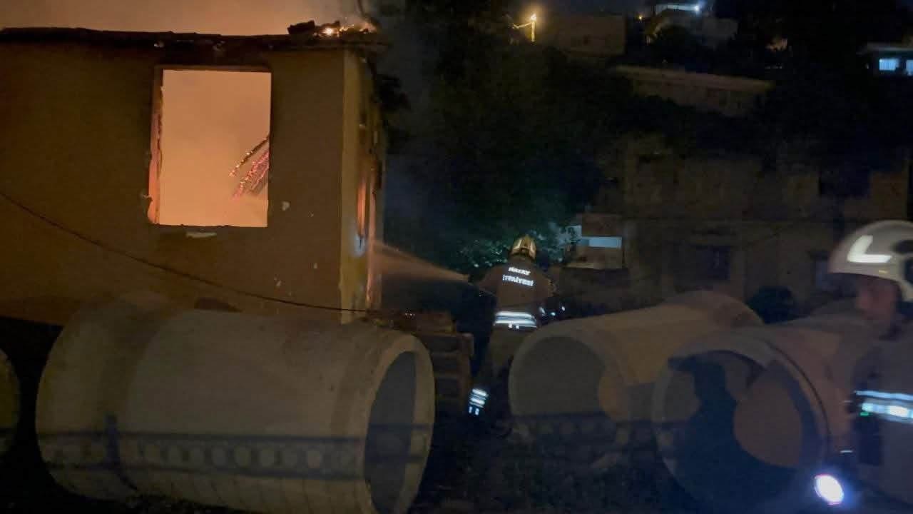 İskenderun&rsquo;da metruk bina yangını kontrol altına alındı