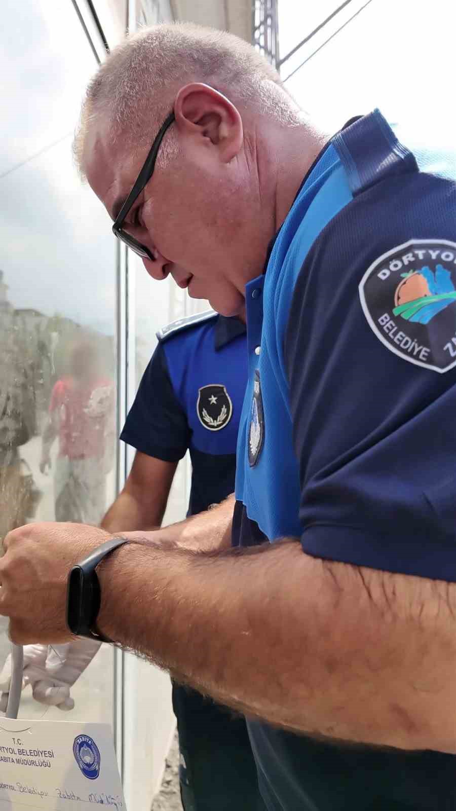 Fare dışkısından ve b&ouml;cekten ge&ccedil;ilmeyen fırındaki dondurucudan paslı keser &ccedil;ıktı