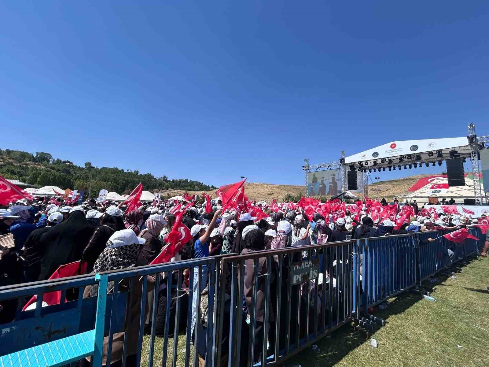 Ahlat&rsquo;ta 1071 Zaferi coşkusu: T&uuml;rkiye&rsquo;nin d&ouml;rt bir yanından vatandaşlar buluştu