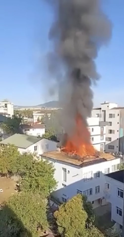Tuzla&rsquo;da 2 katlı binanın &ccedil;atısı alev alev yandı