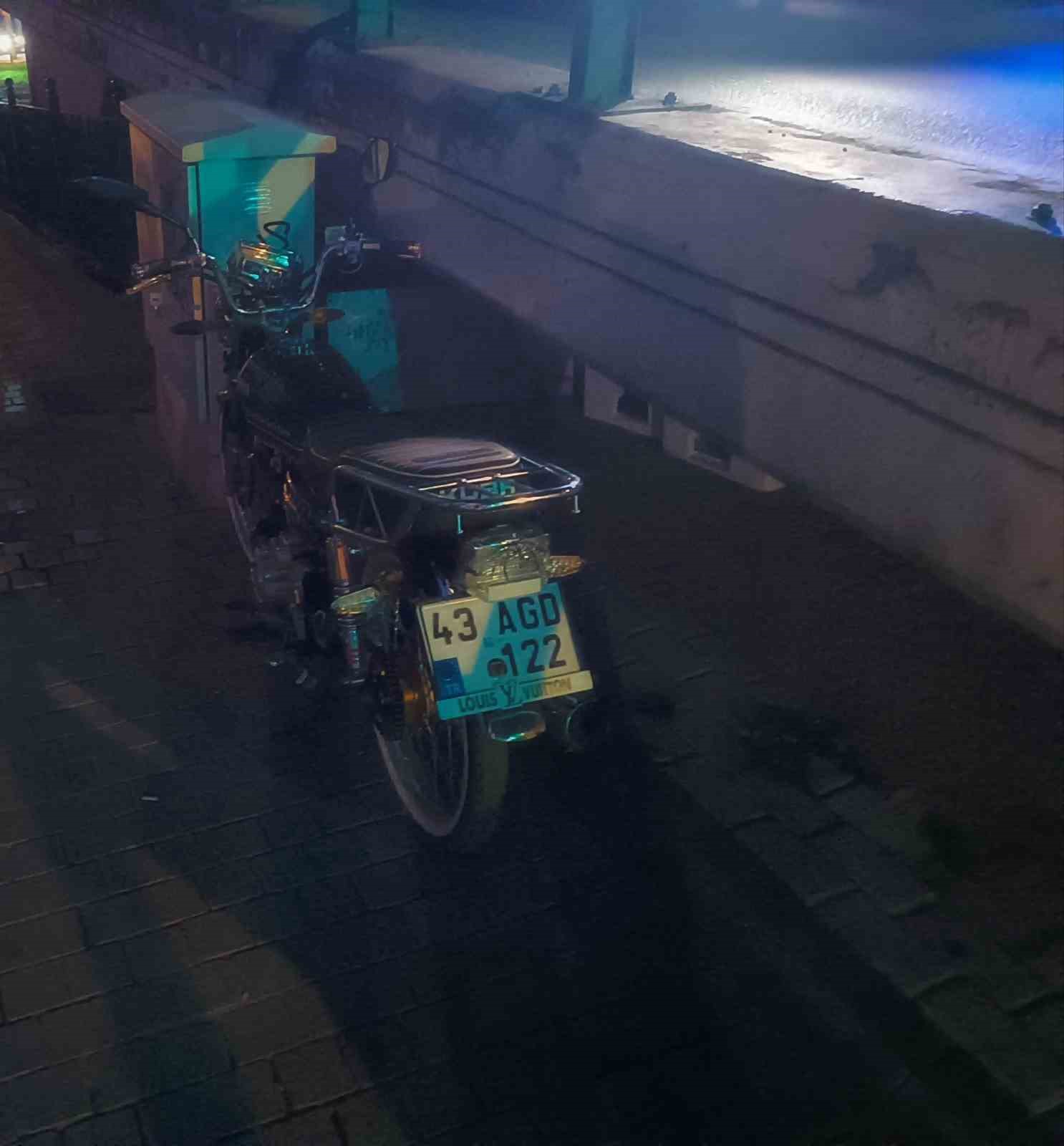 3 kişinin bindiği motosiklet bariyere &ccedil;arptı, ilgin&ccedil; detay sonradan ortaya &ccedil;ıktı