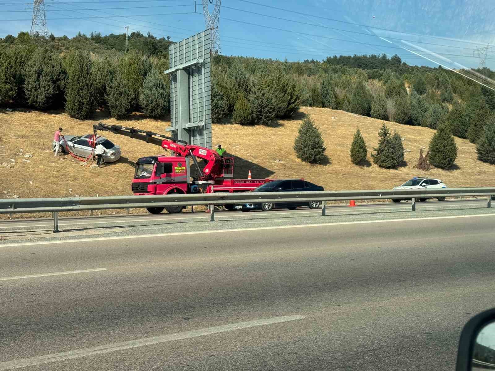 Bursa&rsquo;da otomobil bariyerleri aşarak tarlaya u&ccedil;tu
