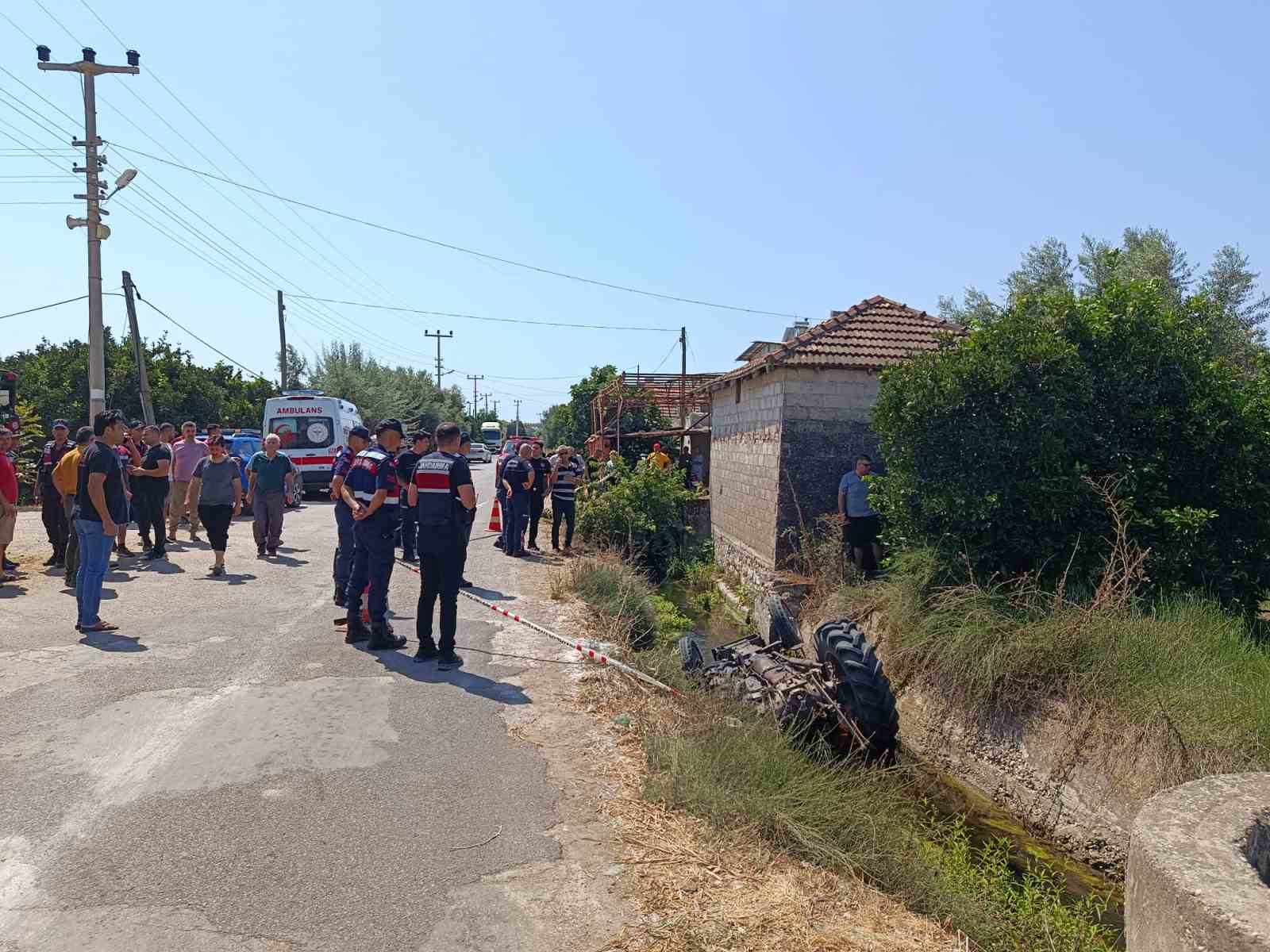 Antalya&rsquo;da su kanalına d&uuml;şen trakt&ouml;r&uuml;n s&uuml;r&uuml;c&uuml;s&uuml; hayatını kaybetti