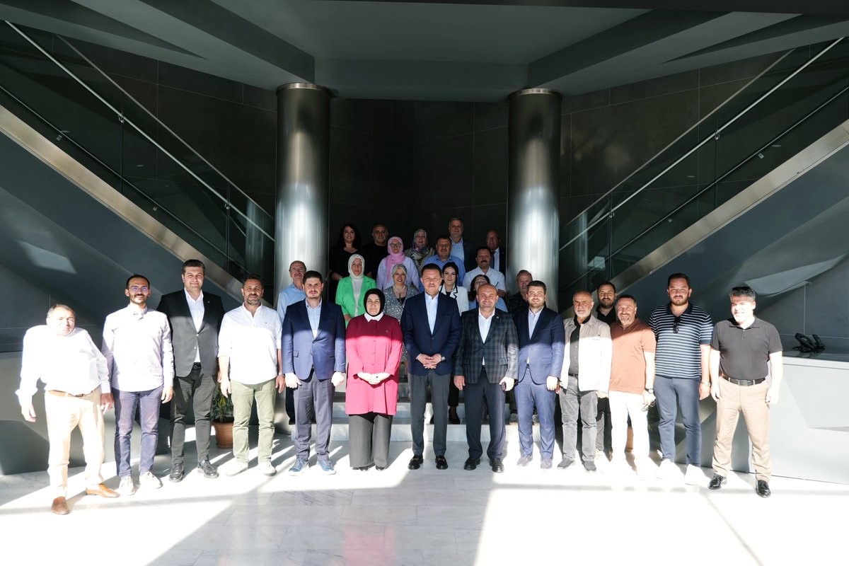 AK Parti İl Başkanı G&uuml;rhan Albayrak, kutsal topraklardan d&ouml;nen Hatipoğlu&rsquo;nu ziyaret etti