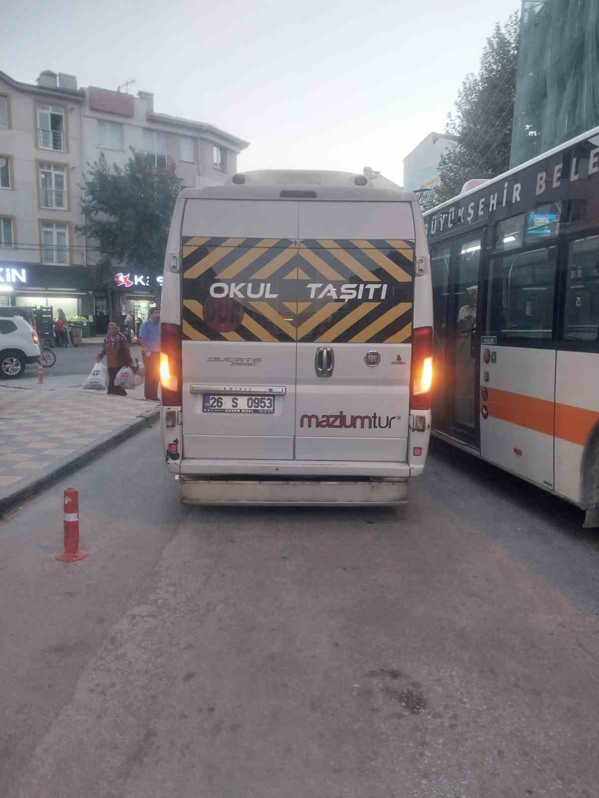 Hatalı park edilen servis aracı trafiğin tıkanmasına sebep oldu