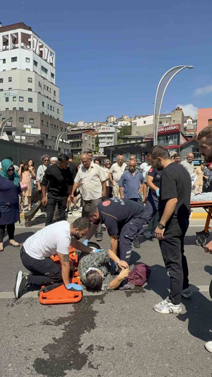 Yolun karşına ge&ccedil;meye &ccedil;alışan yaşlı kadına otomobil &ccedil;arptı