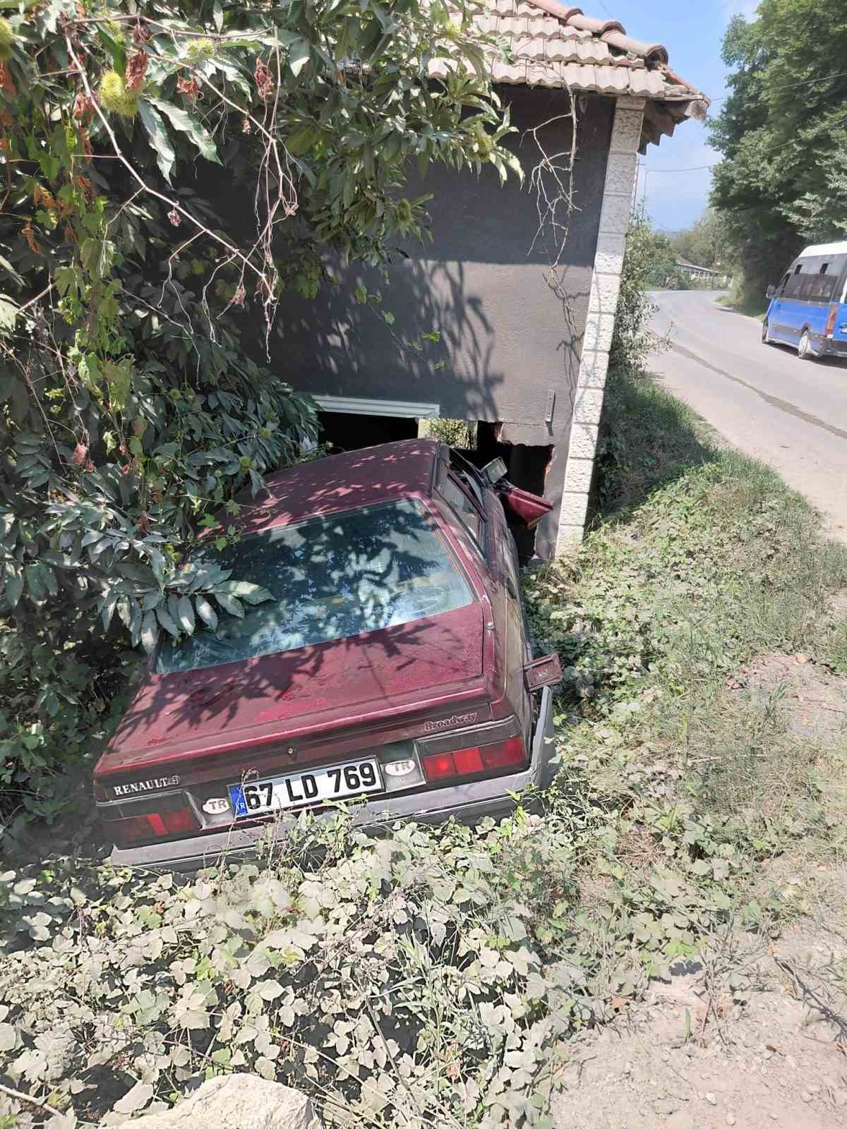Otomobil boş kul&uuml;beye &ccedil;arptı: 1 yaralı