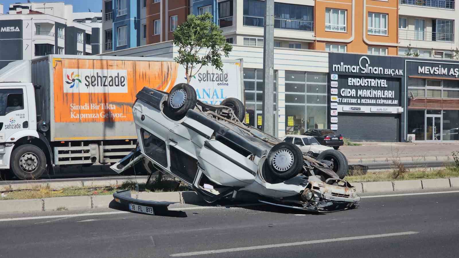 Kayseri&rsquo;de tırla &ccedil;arpışan otomobilin takla attığı kaza kamerada
