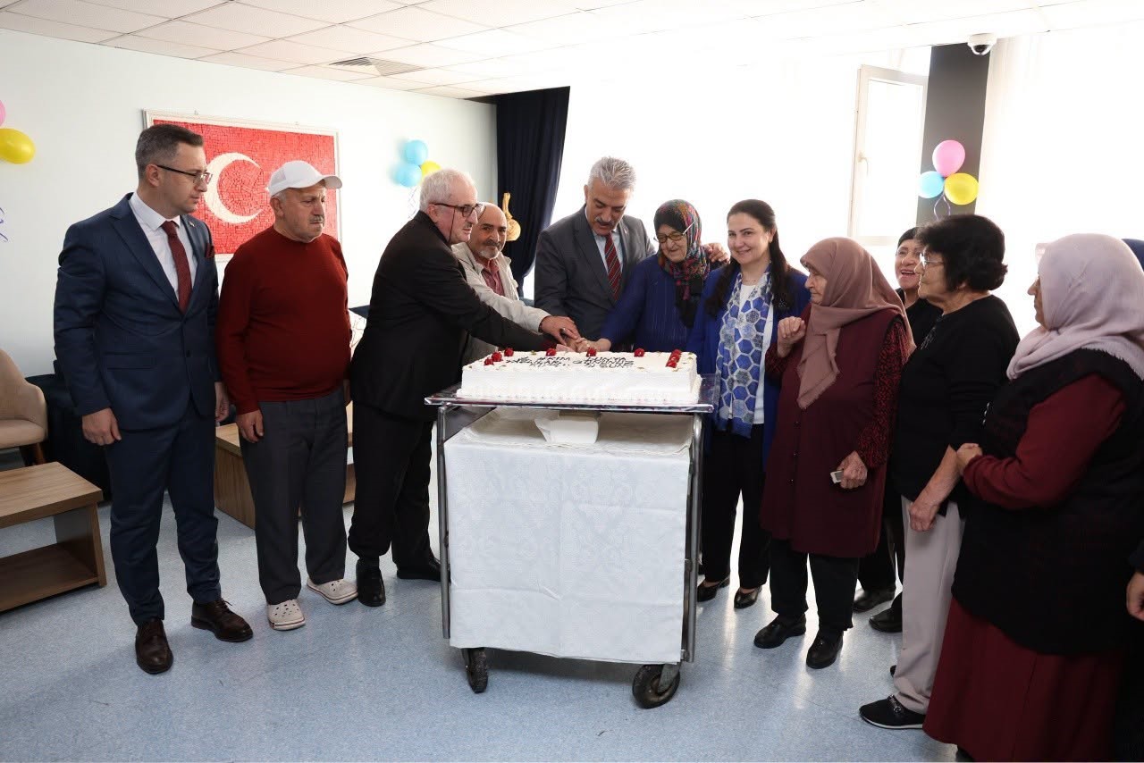Vali Makas&rsquo;tan huzurevi sakinlerine anlamlı buluşma