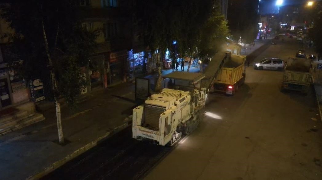 Belediye ekipleri yeni asfalt i&ccedil;in eski asfaltı s&ouml;k&uuml;yor