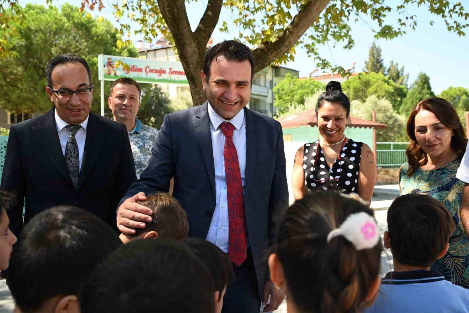 Aydın&rsquo;da okula ilk adım atan minikler yalnız kalmadı