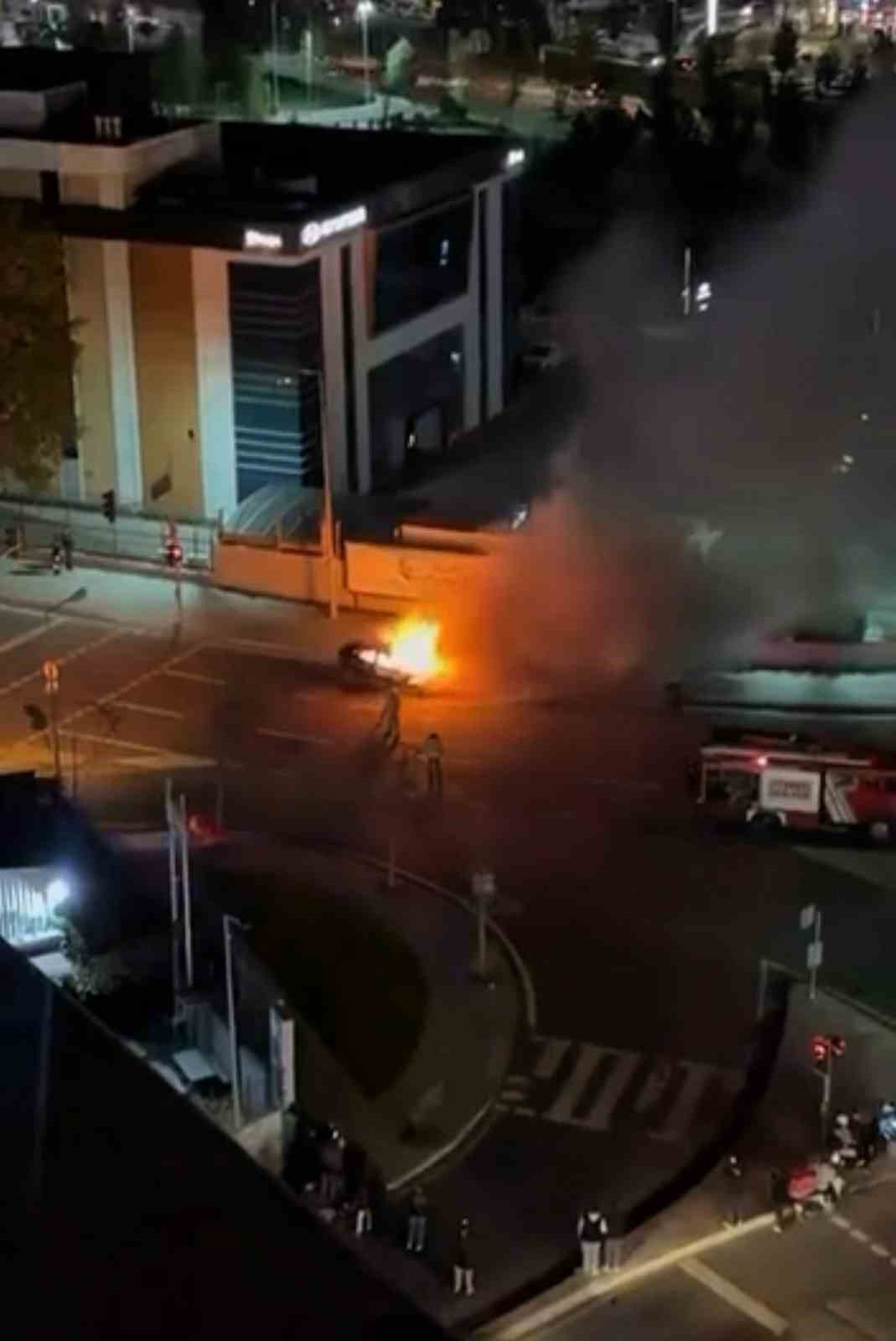 Kağıthane&rsquo;de otomobil alevlere teslim oldu