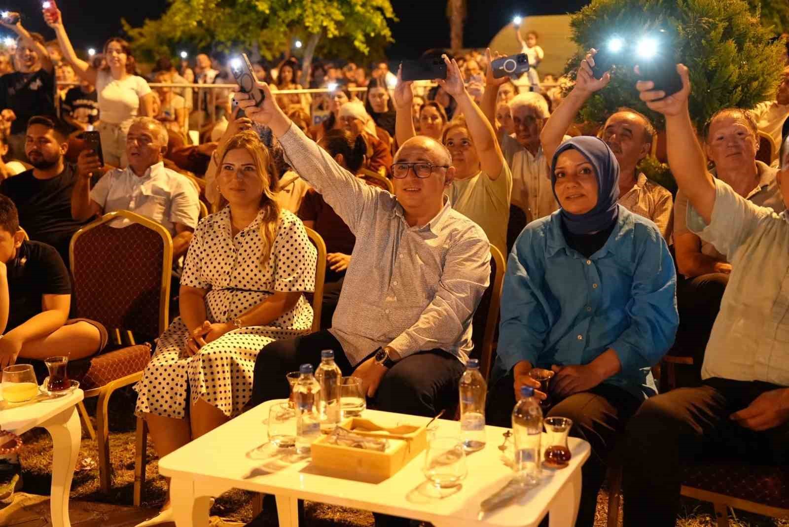Erdemli Belediyesi Erdemlilileri Sinan Ak&ccedil;ıl&rsquo;la buluşturdu