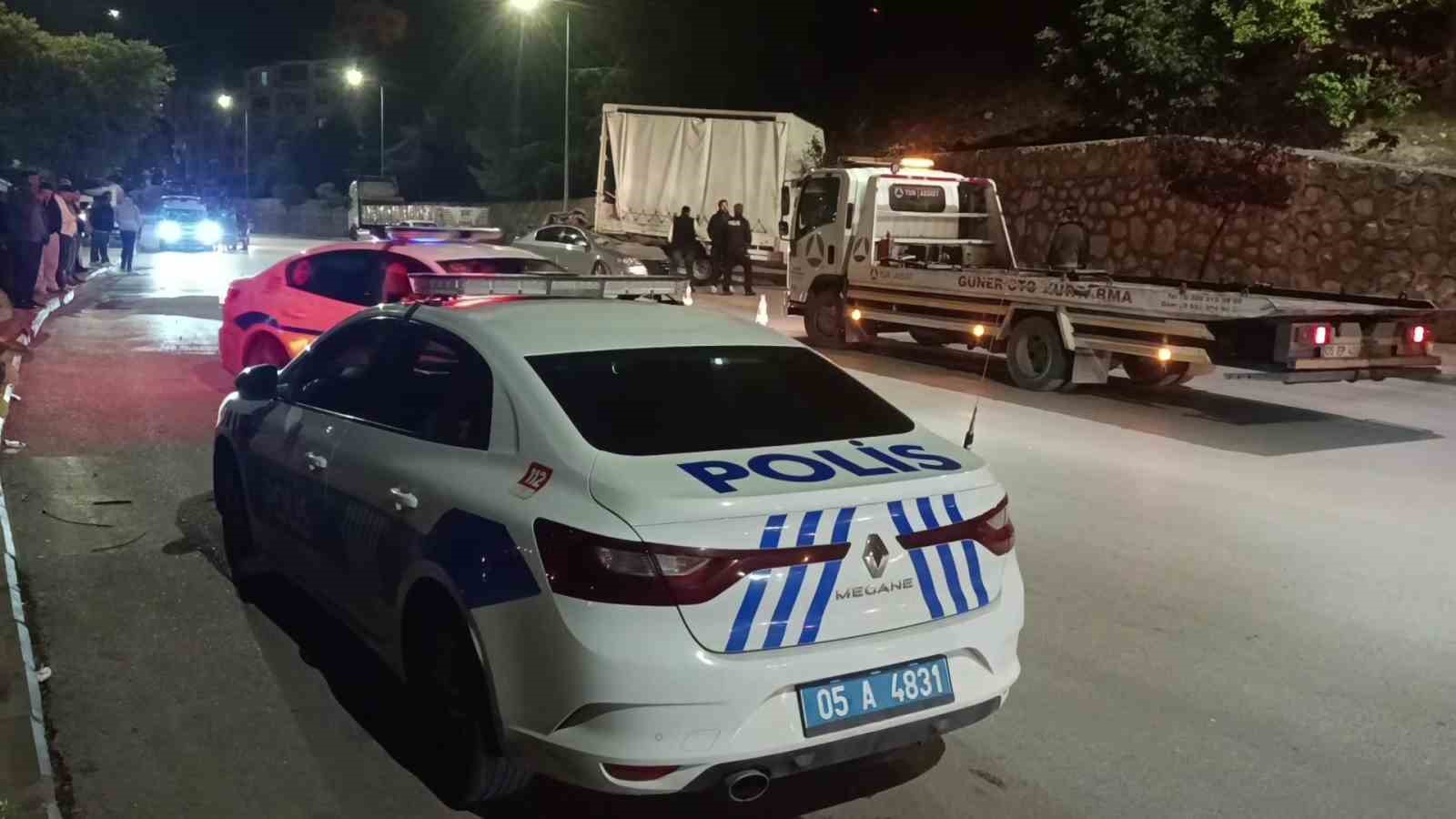 Amasya&rsquo;da kamyonete &ccedil;arpan otomobil hurdaya d&ouml;nd&uuml;: 1 yaralı