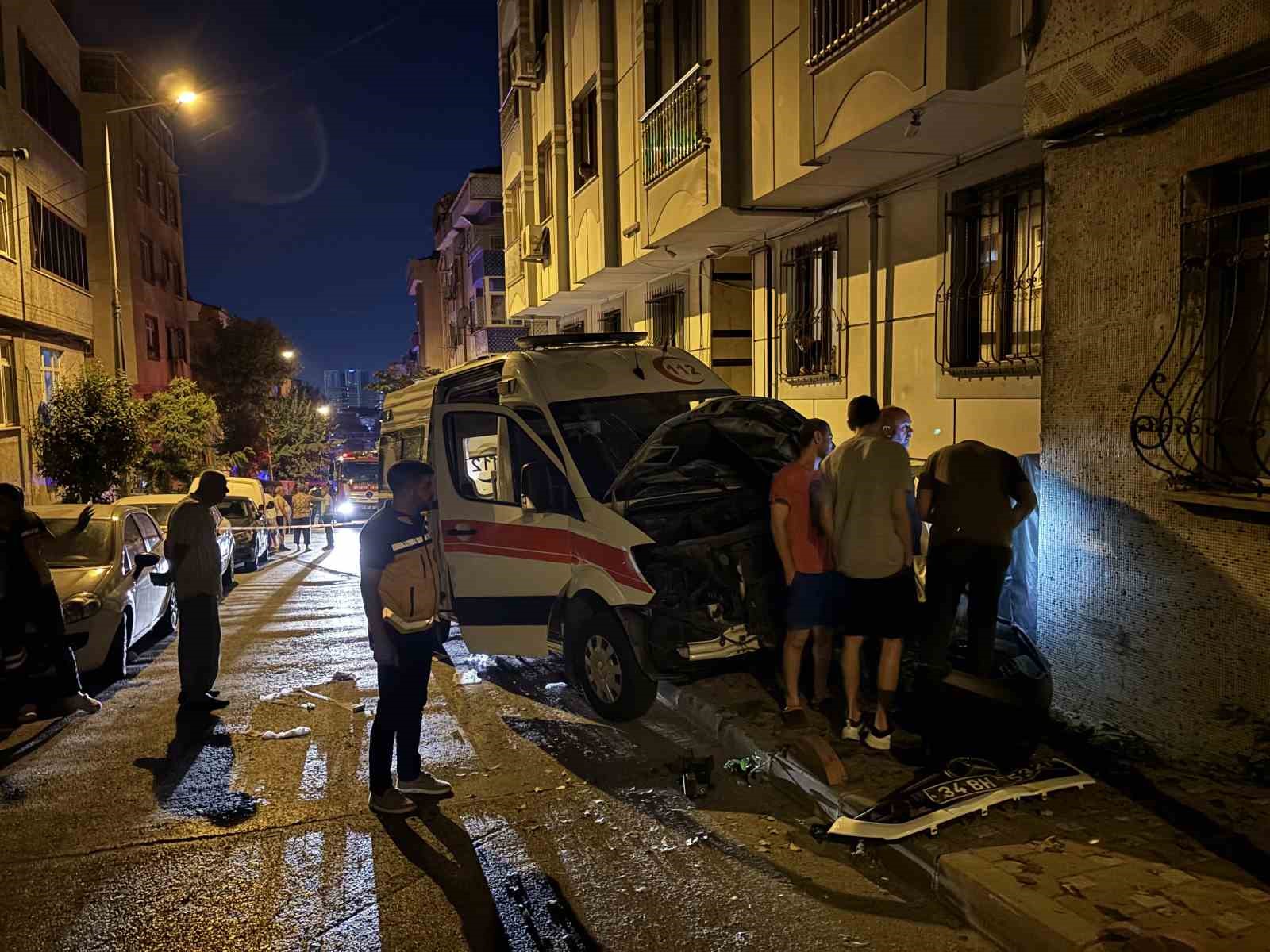 Hasta taşıyan ambulans otomobil ile &ccedil;arpıştı: 3 kişi yaralandı