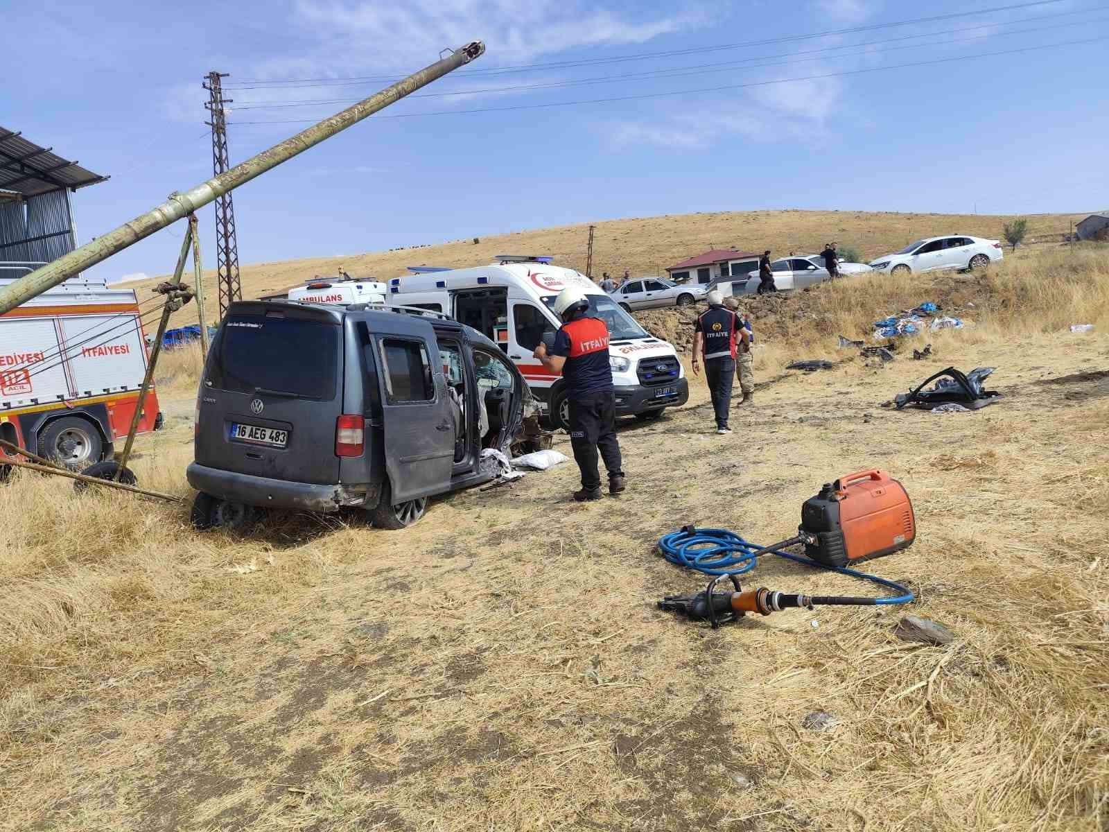 Elazığ&rsquo;da hafif ticari ara&ccedil; tarlaya u&ccedil;tu:5 yaralı