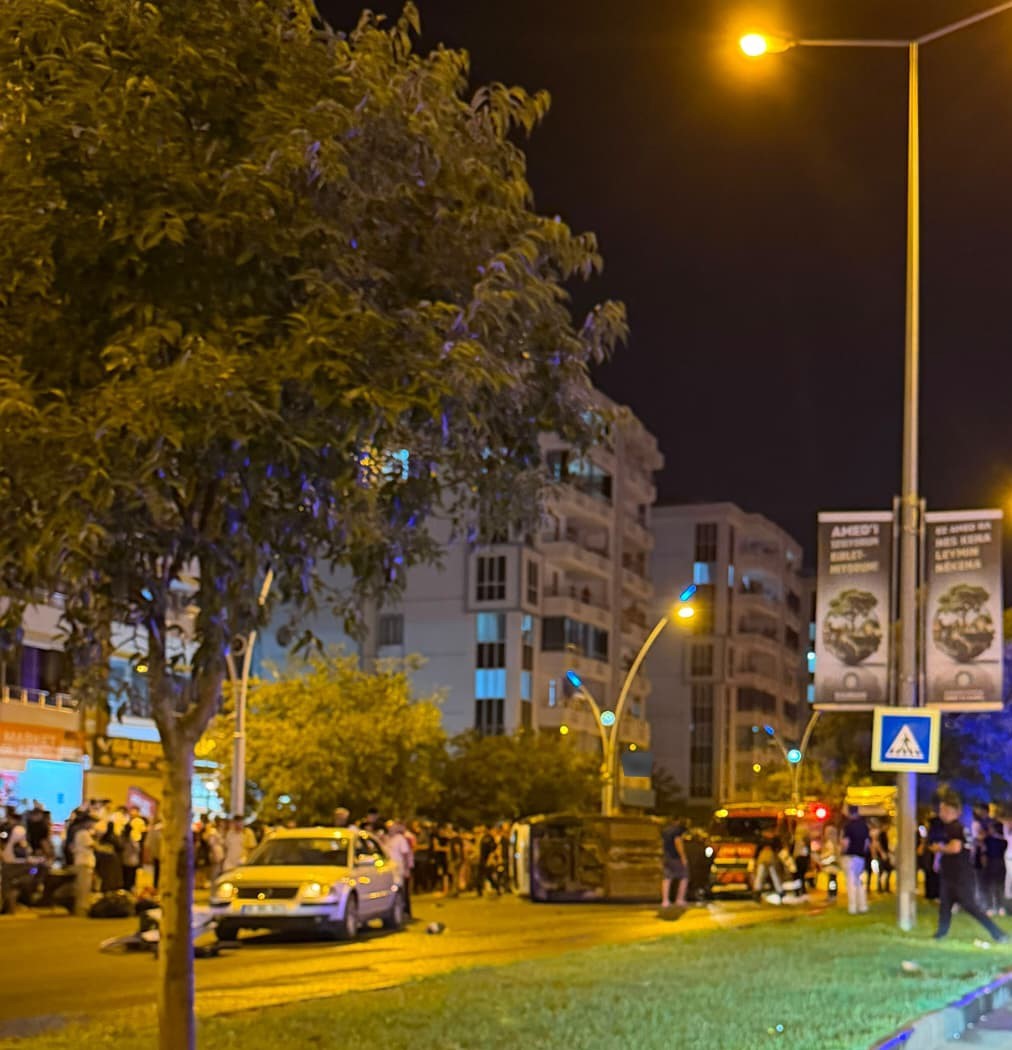 Diyarbakır&rsquo;da otomobiller &ccedil;arpıştı: 3 yaralı