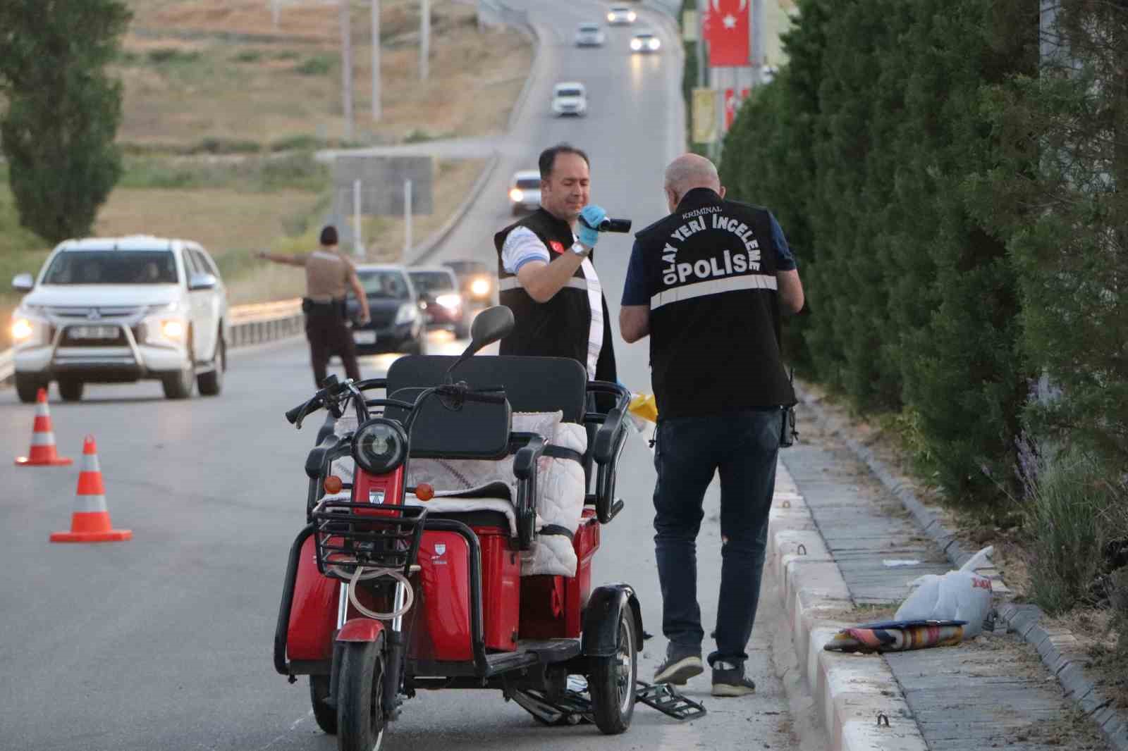 Karaman&rsquo;da otomobilin &ccedil;arptığı elektrikli bisikletin s&uuml;r&uuml;c&uuml;s&uuml; ağır yaralandı