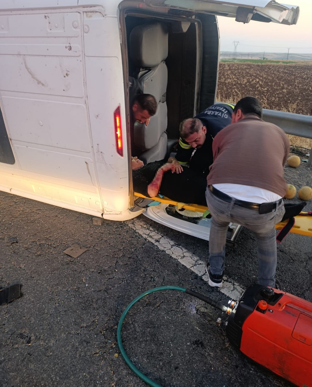 Diyarbakır&rsquo;da minib&uuml;s ile trakt&ouml;r &ccedil;arpıştı: 2 &ouml;l&uuml;, 6 yaralı