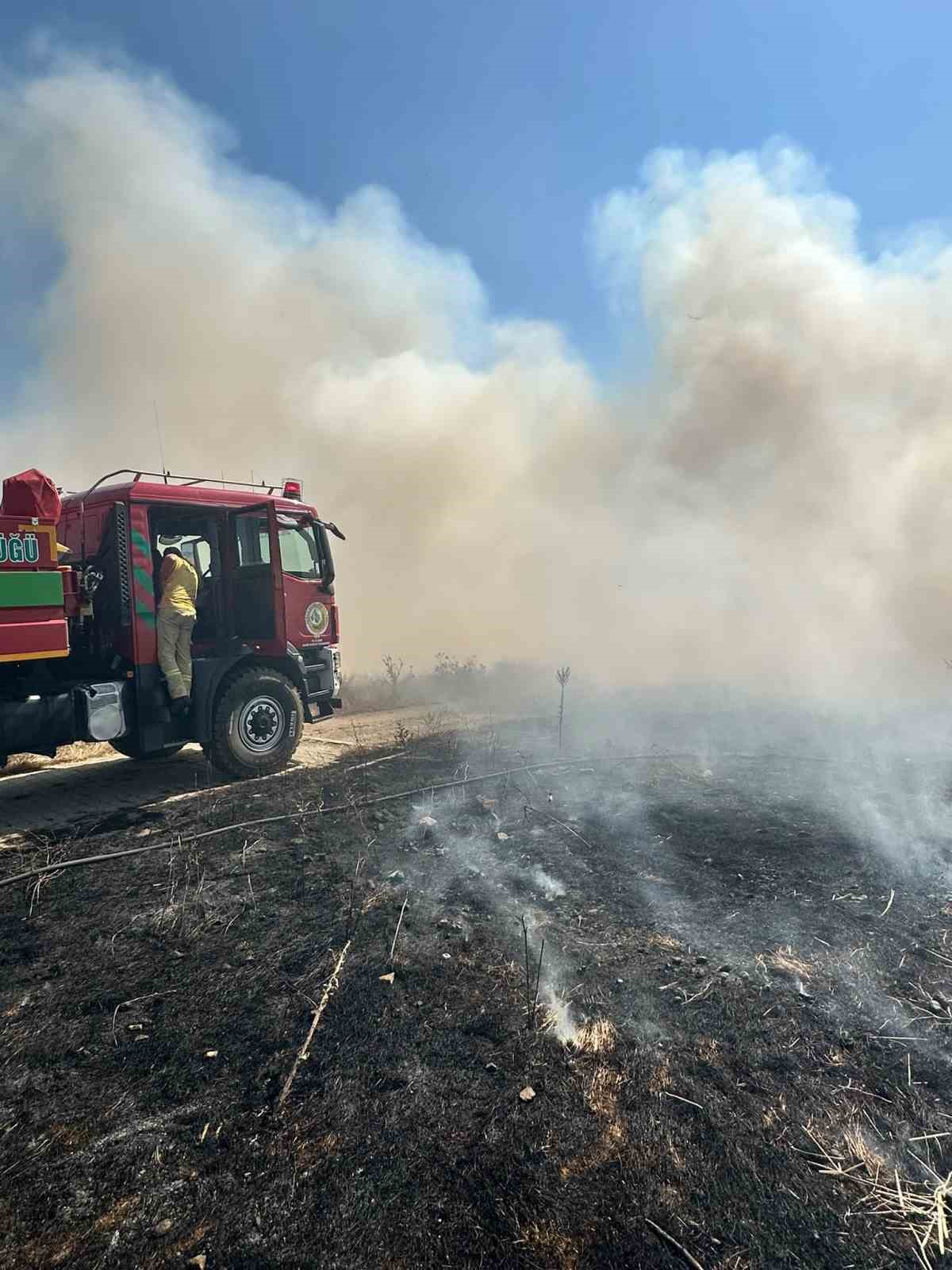&Ccedil;ıkan arazi yangını b&uuml;y&uuml;meden s&ouml;nd&uuml;r&uuml;ld&uuml;