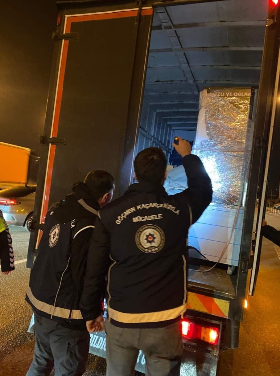Bursa&rsquo;da d&uuml;zensiz g&ouml;&ccedil; operasyonu: 10 ka&ccedil;ak g&ouml;&ccedil;men yakalandı