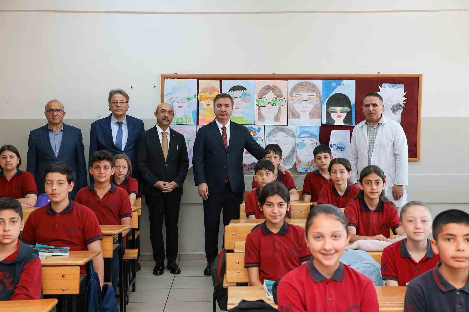 Vali Aydoğdu kendisini okula davet eden &ouml;ğrencinin sınıfına konuk oldu