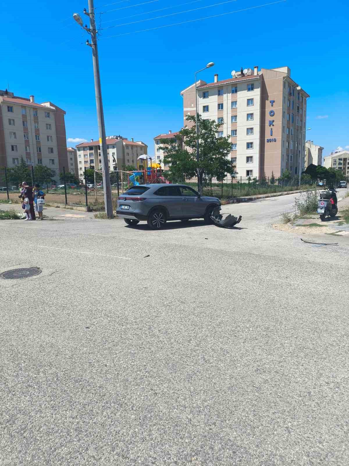 Keşan&rsquo;da otomobil ile &ccedil;arpışan motosikletin s&uuml;r&uuml;c&uuml;s&uuml; yaralandı