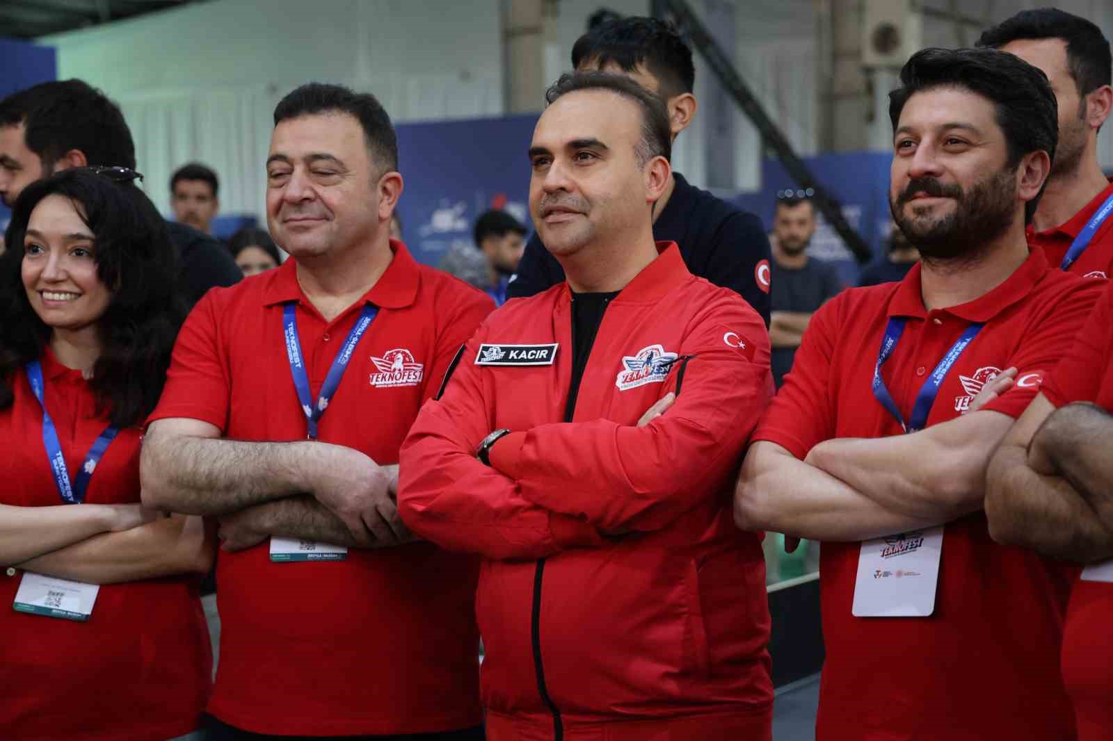 Sanayi ve Teknoloji Bakanı Kacır, TEKNOFEST yarışma alanını gezdi