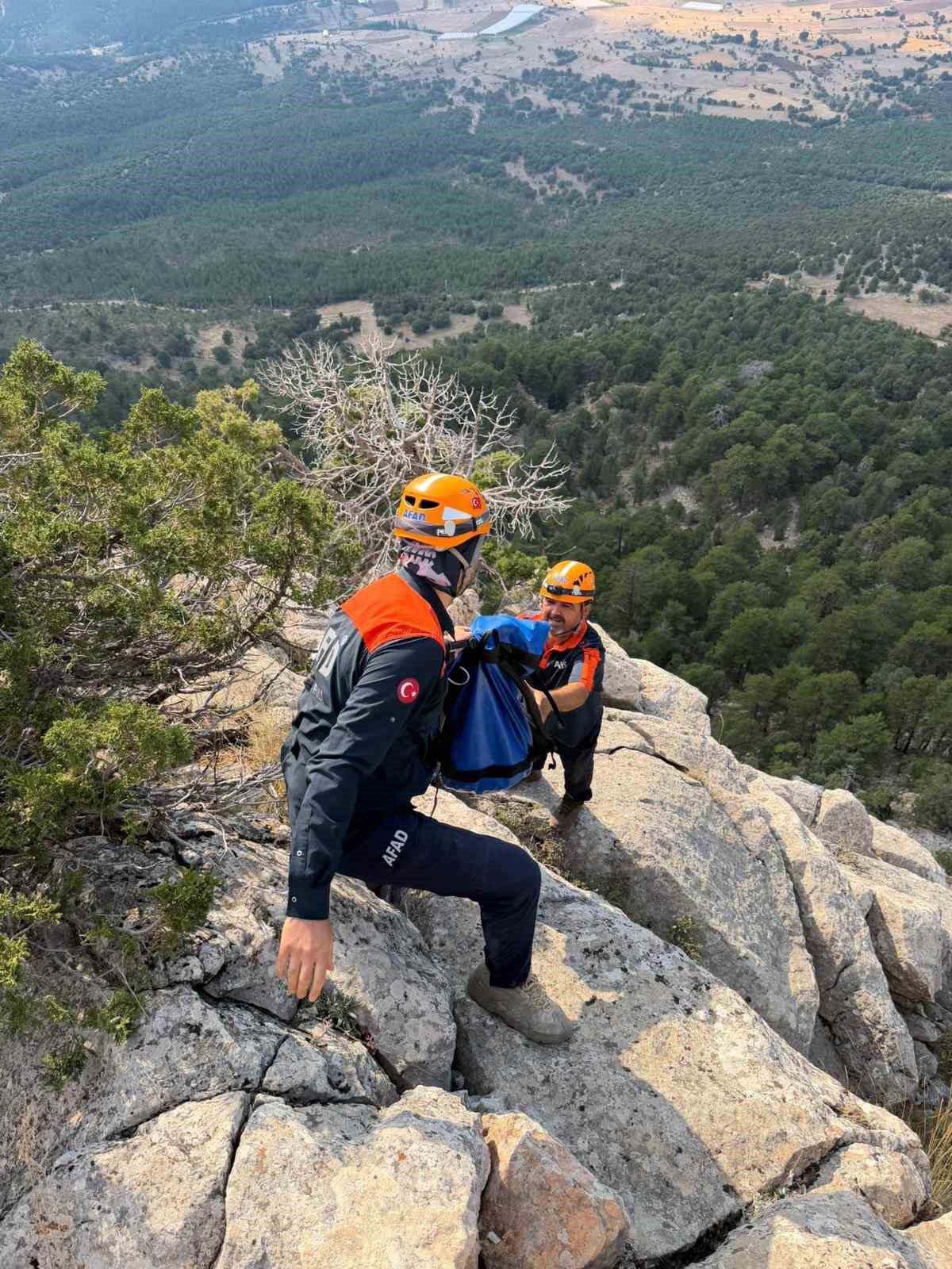 Burdur&rsquo;da 3 g&uuml;nd&uuml;r sarp arazide mahsur kalan 6 k&uuml;&ccedil;&uuml;kbaş hayvan ekipler tarafından kurtarıldı