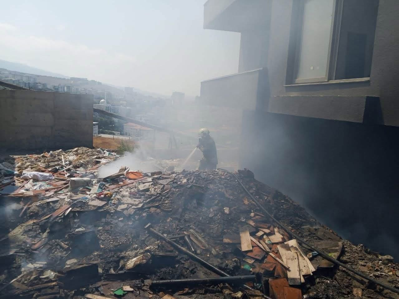 İskenderun&rsquo;da inşaat alanında &ccedil;&ouml;p yangını &ccedil;ıktı