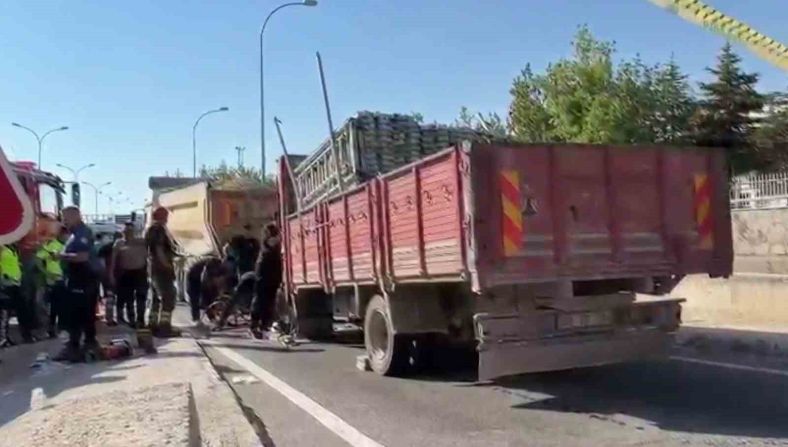 Aksaray&rsquo;da kamyona &ccedil;arpan kamyonette can pazarı kamerada: 2 yaralı