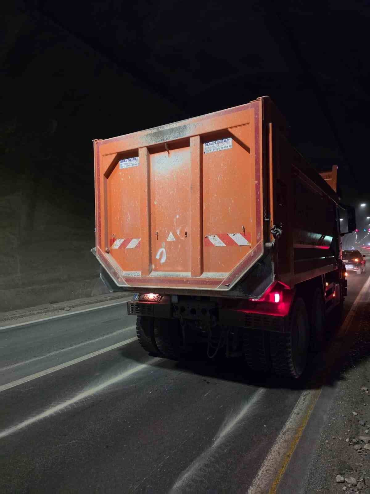 Erkenek T&uuml;neli&rsquo;nde otomobil kamyona arkadan &ccedil;arptı: 1 yaralı