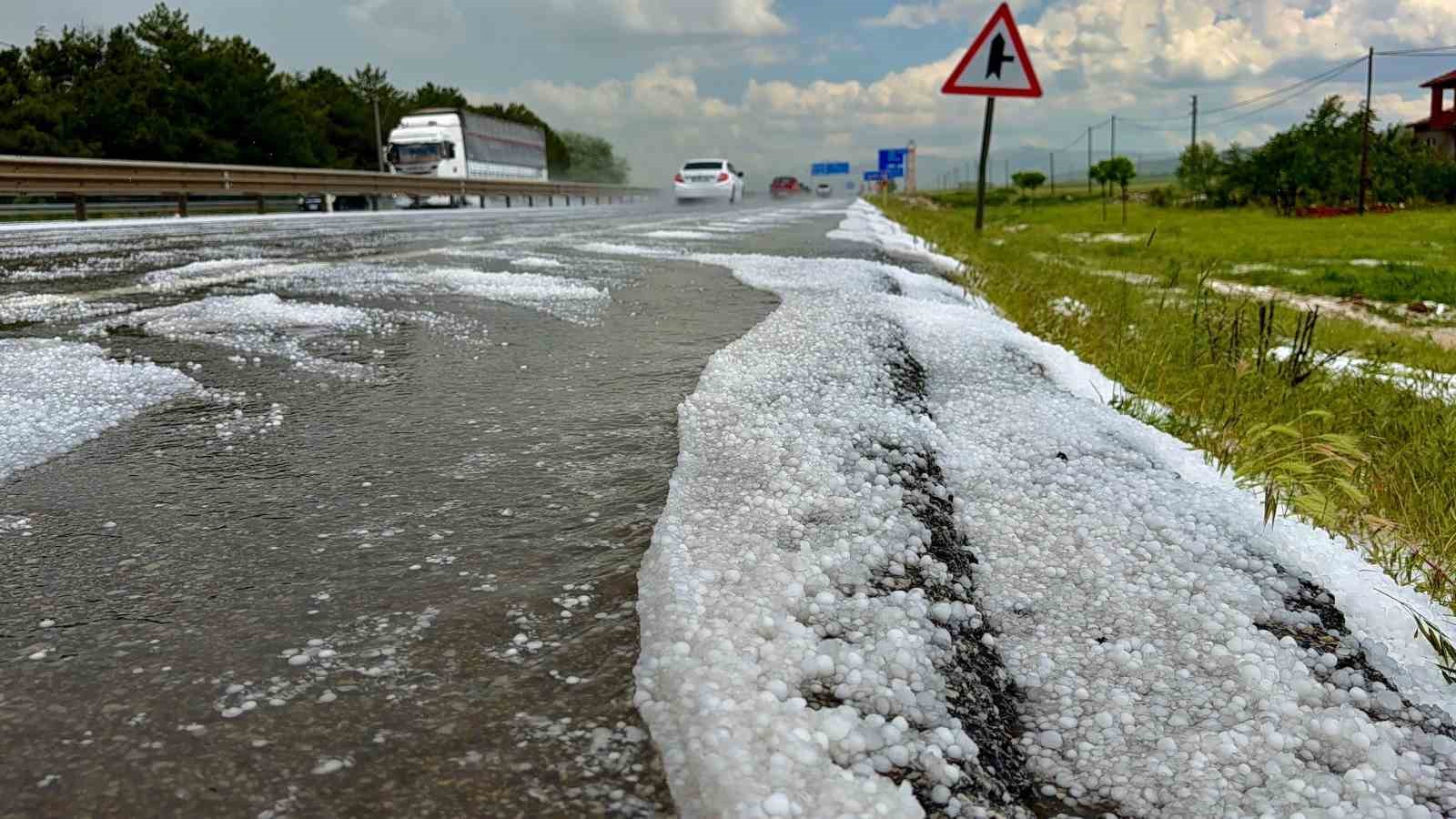 Ceviz büyüklüğünde yağan dolu kara yolunu beyaza bürüdü