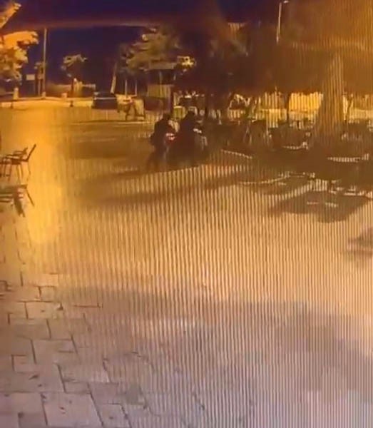 İzmir&rsquo;de belediyeye ait kafeye silahlı saldırı kamerada