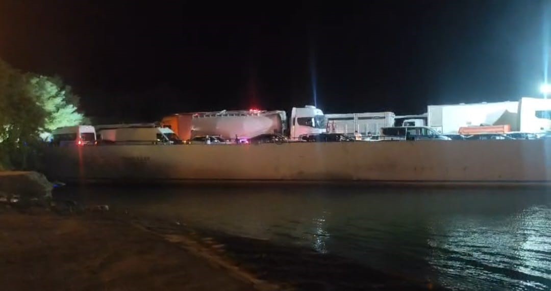 Elazığ-Pertek feribotunda motor arızası: İskeleye bir s&uuml;re yanaşamadı