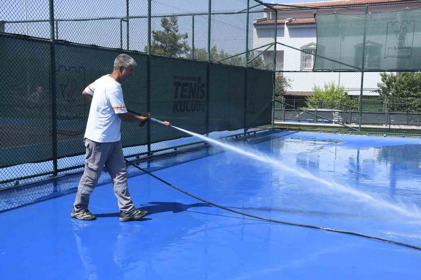 Kuşadası&rsquo;nda tenis kortları baştan aşağı temizlendi