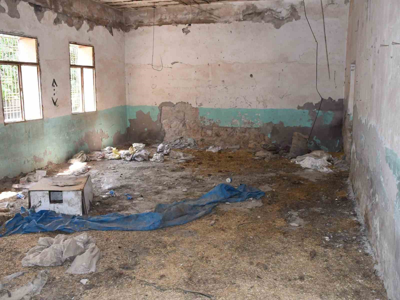 Silopi&rsquo;de tehlike sa&ccedil;an metruk yapı yıkılıyor