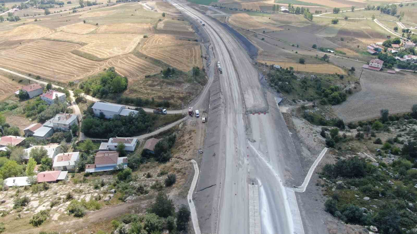 Memleketlerine giden aileyi kaza ayırdı: Baba &ouml;ld&uuml;, eşi ve &ccedil;ocukları yaralandı