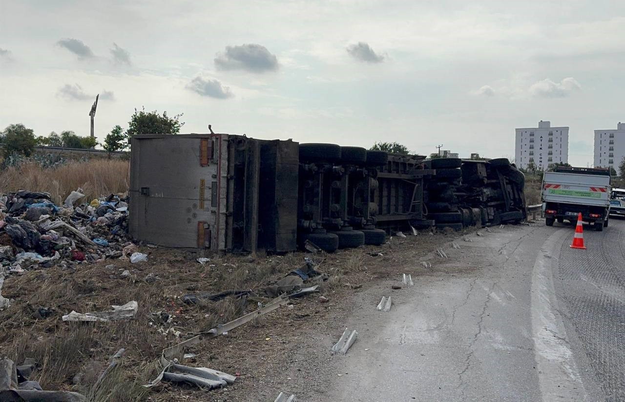 Adana&rsquo;da atık y&uuml;kl&uuml; tır devrildi: S&uuml;r&uuml;c&uuml; yaralandı