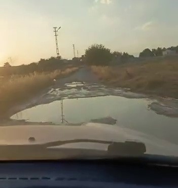 K&ouml;y yolundaki &ccedil;&ouml;kme ve &ccedil;ukurlar s&uuml;r&uuml;c&uuml;lere zor anlar yaşatıyor